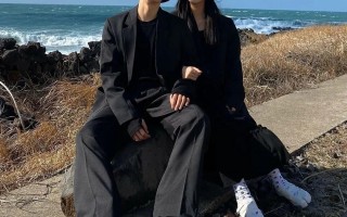 情侣服饰短视频制作 哇！情侣装！一模一样黄色的羽绒服，里面打底都是黑色帽子卫衣